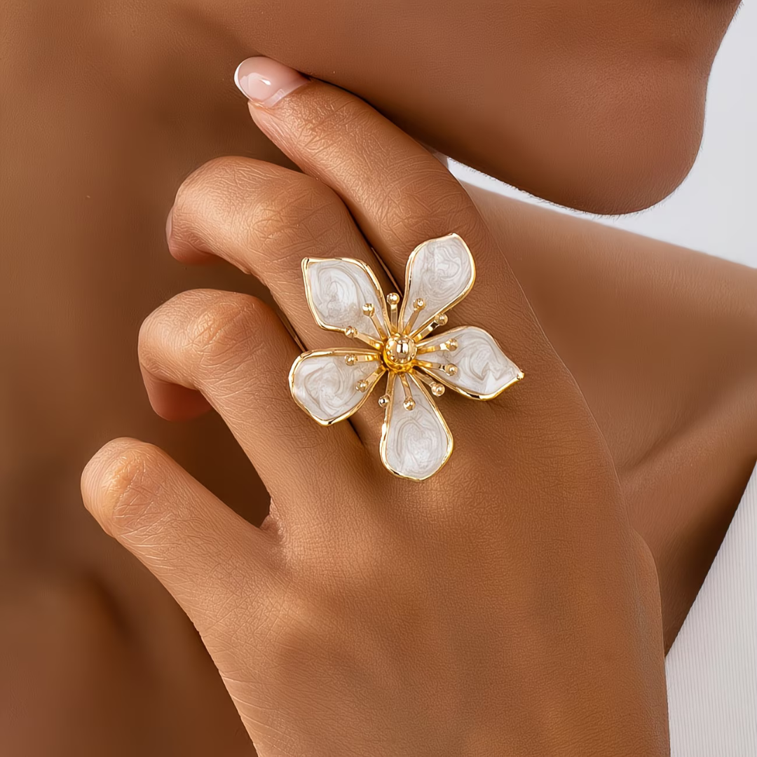 Anillo con Flor Elegante