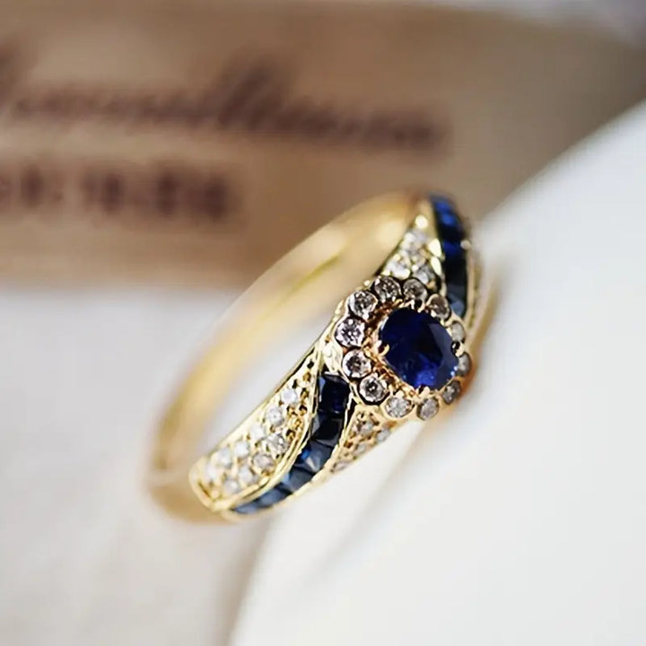 Anillo Dorado Avelisse Moraziel