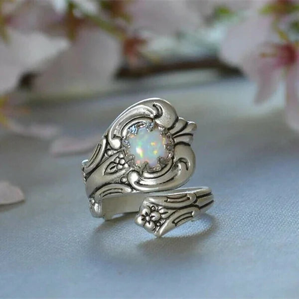 Anillo Ajustable con Cucharita de Ópalo Blanco