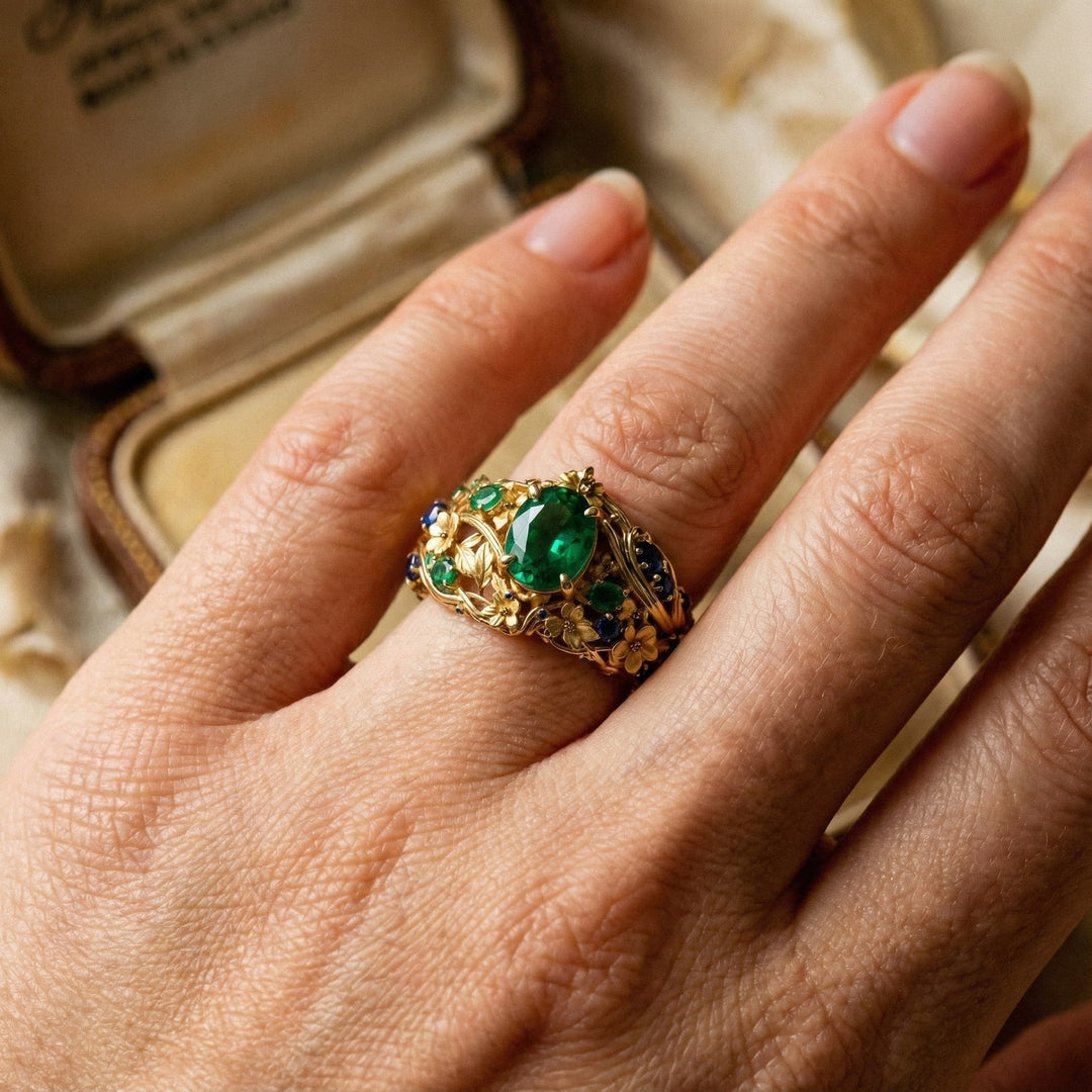Anillo Dorado con Cristales Verdes y Azules