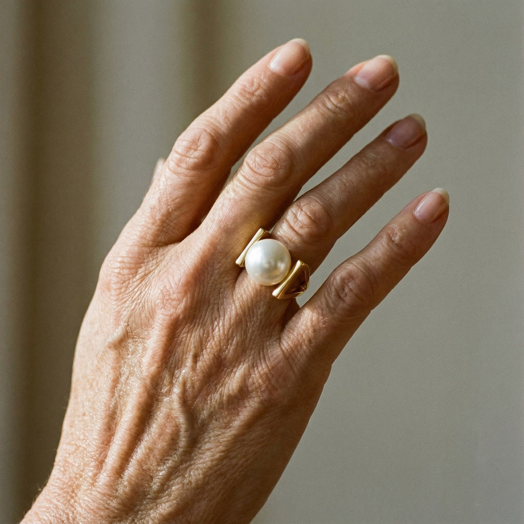 Anillo de oro con incrustaciones vintage de perlas