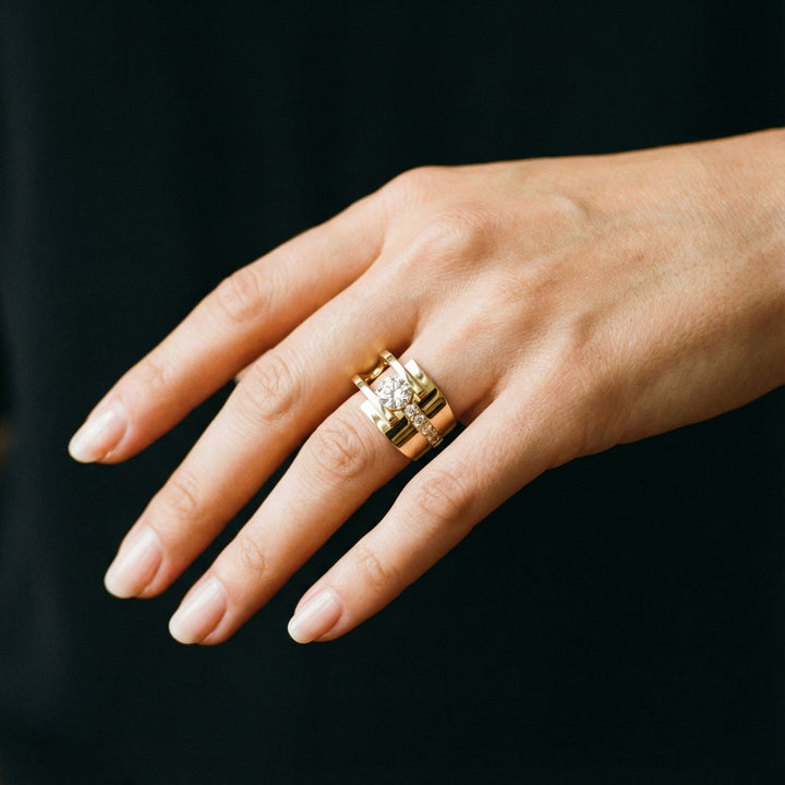 Anillo vintage dorado irregular con circonita