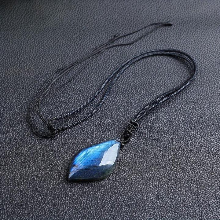 Collar de piedra lunar mágico