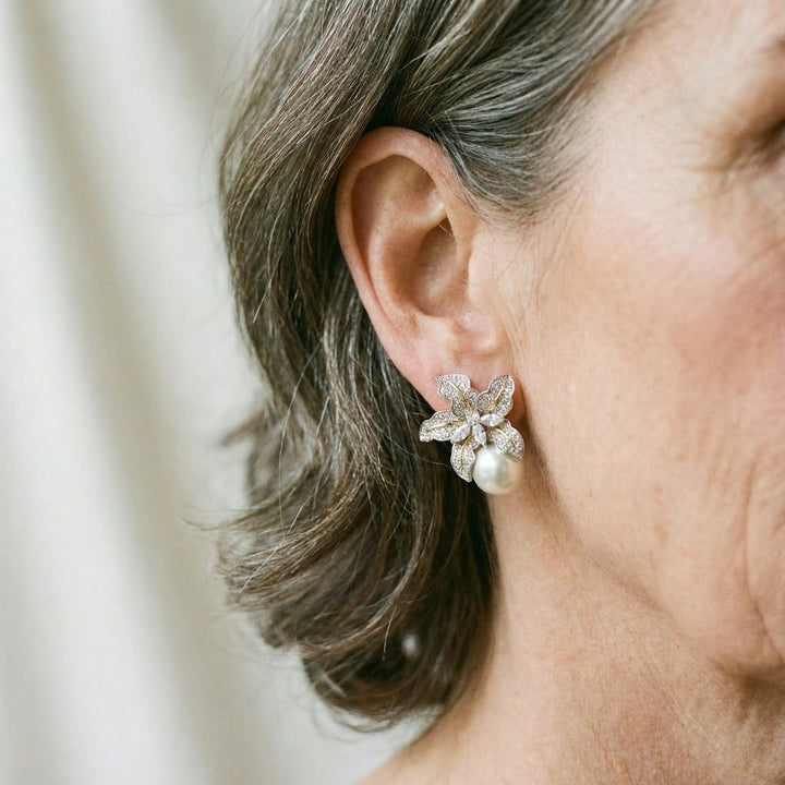 Elegantes pendientes con perlas y flores