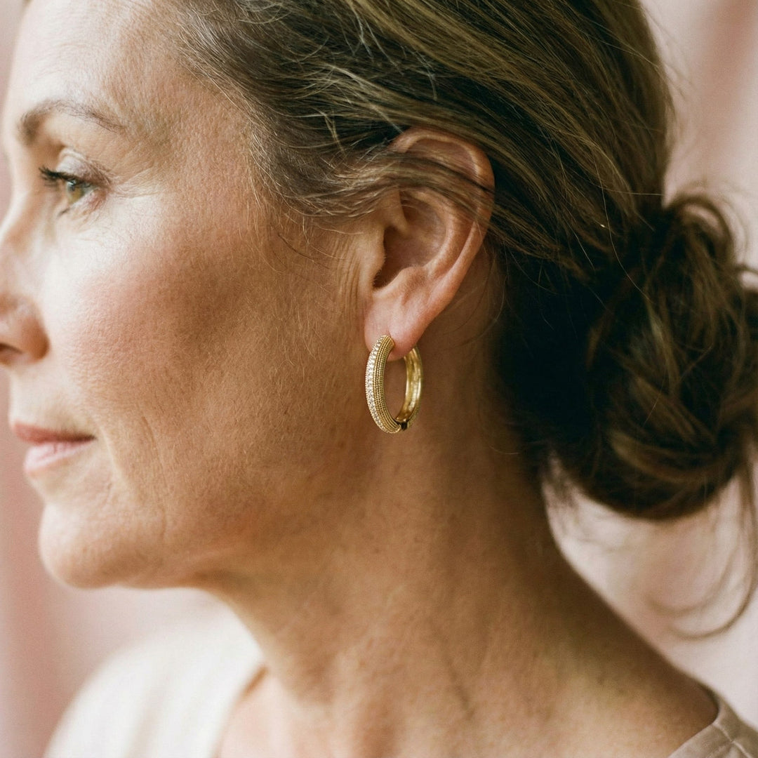 Pendientes vintage de oro con elegante diseño