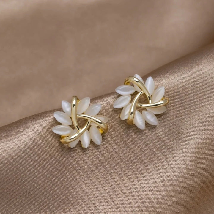 Pendientes de Botón Flor Circular de Ópalo en Oro Elegantes y Exquisitos