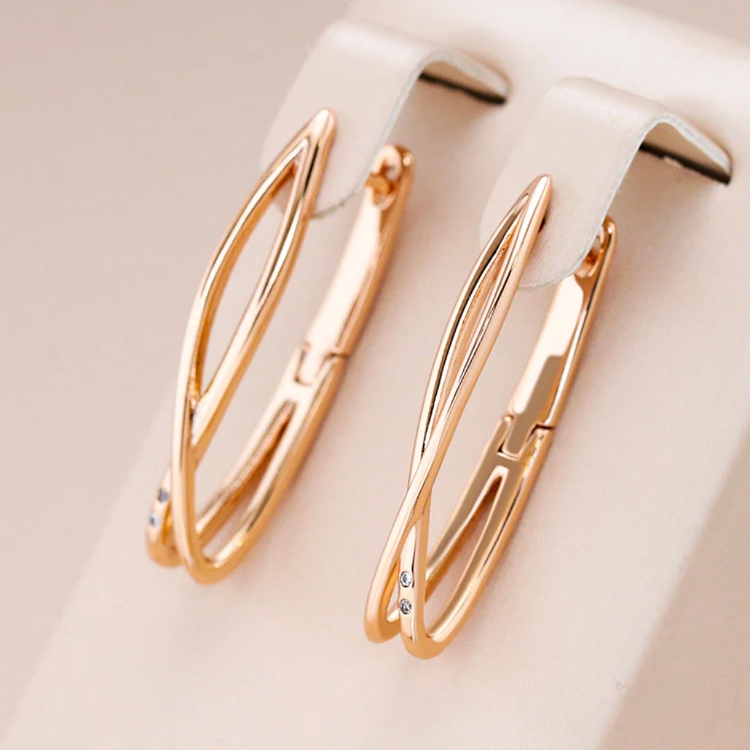 Elegantes pendientes chapados en oro con cruz