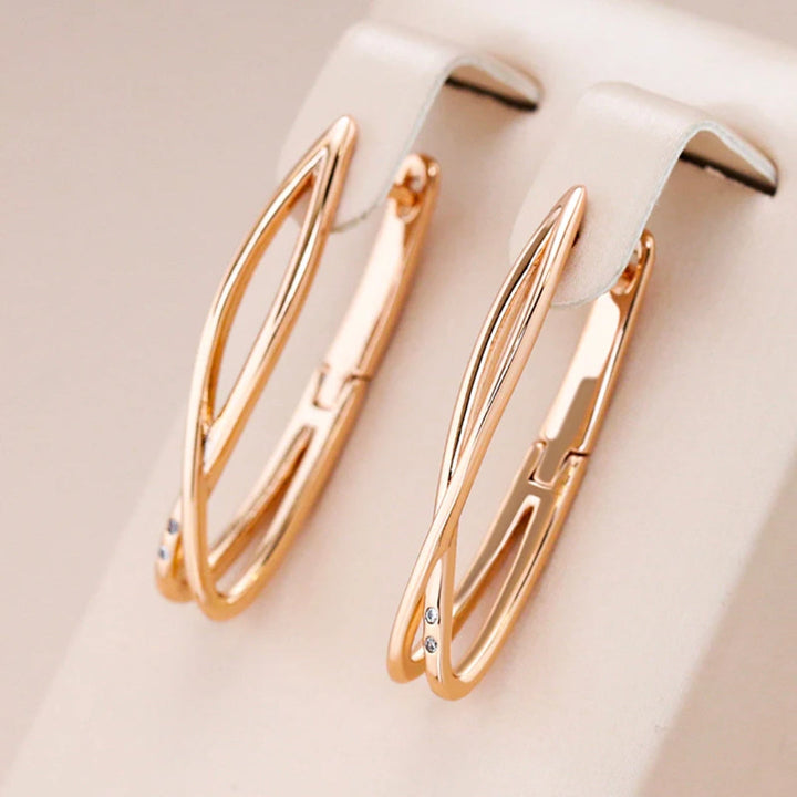 Elegantes pendientes chapados en oro con cruz