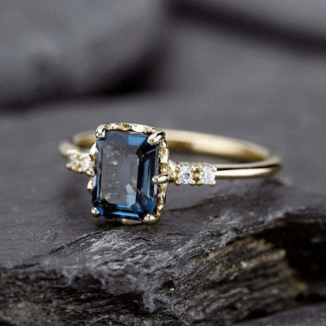 Anillo Vintage con Brillo de Zafiro