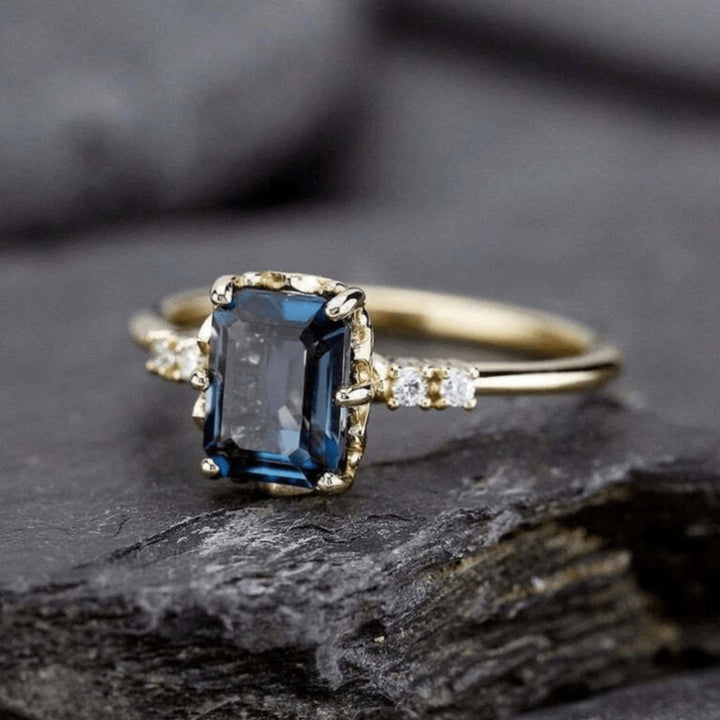 Anillo Vintage con Brillo de Zafiro