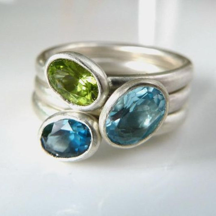 Anillo vintage de plata con piedras de circonita ovaladas