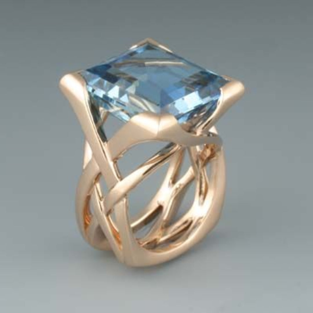 Anillo vintage en oro rosa con circonita azul