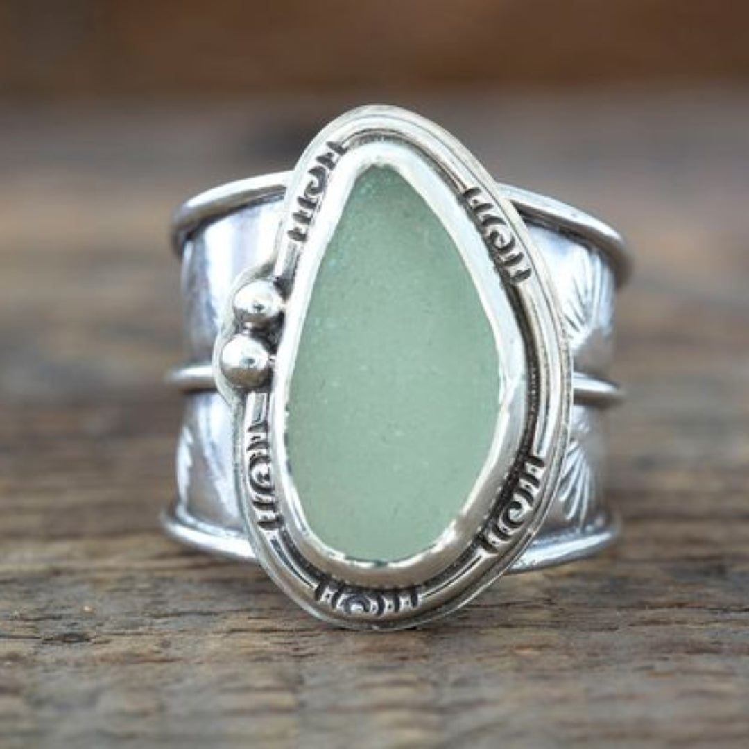 Anillo vintage con incrustación de piedra lunar verde