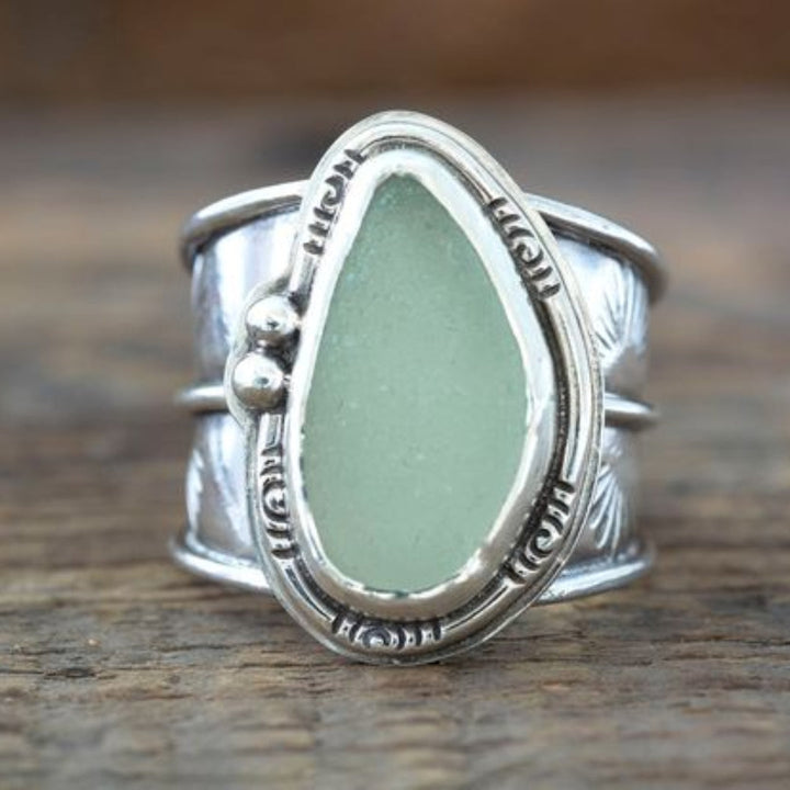 Anillo vintage con incrustación de piedra lunar verde