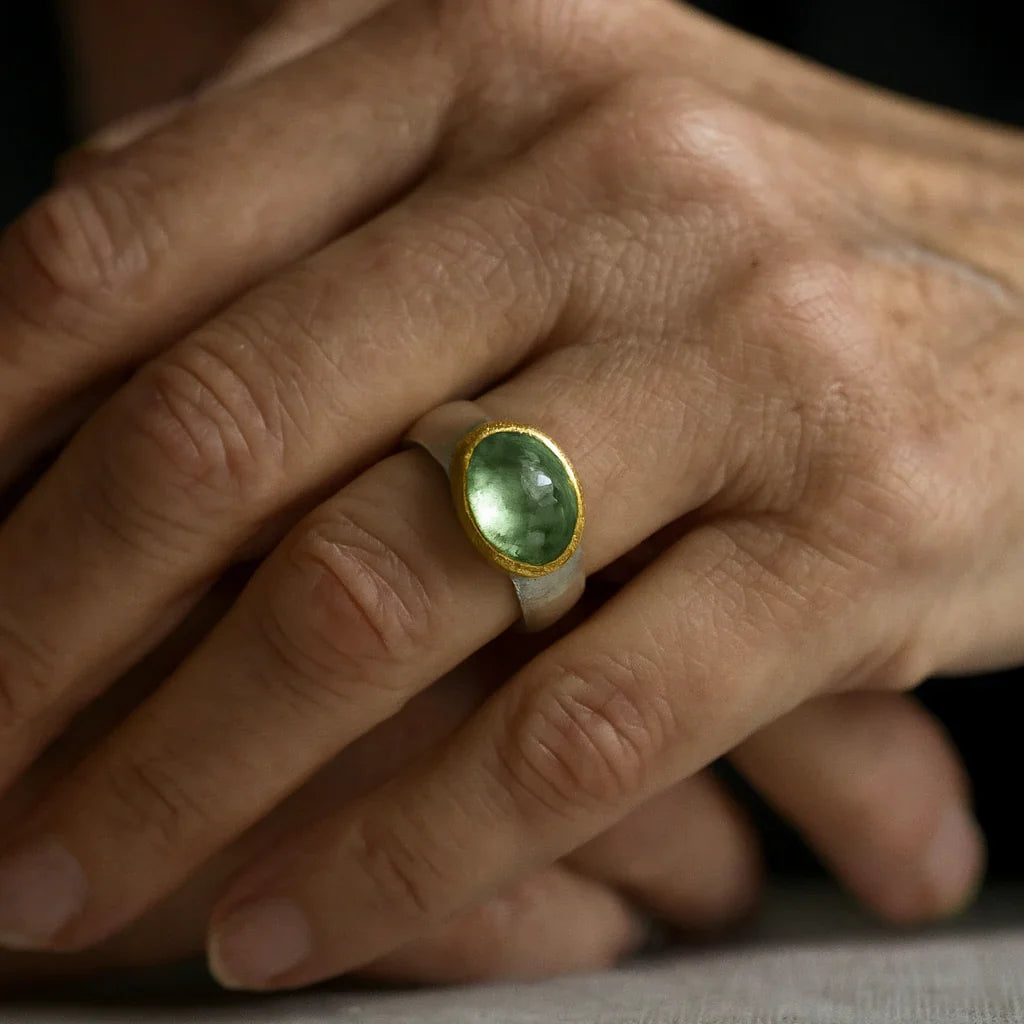 Anillo verde vintage con piedra redonda