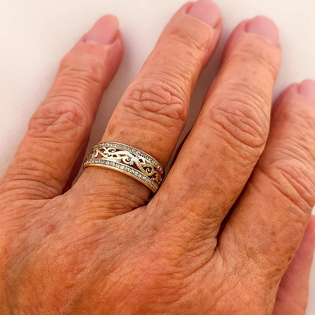 Anillo dorado brillante y hueco