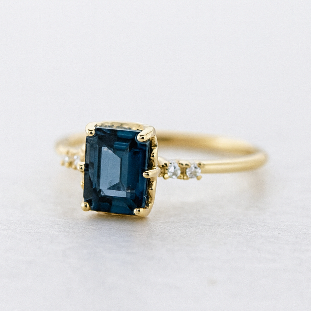 Anillo Vintage con Brillo de Zafiro