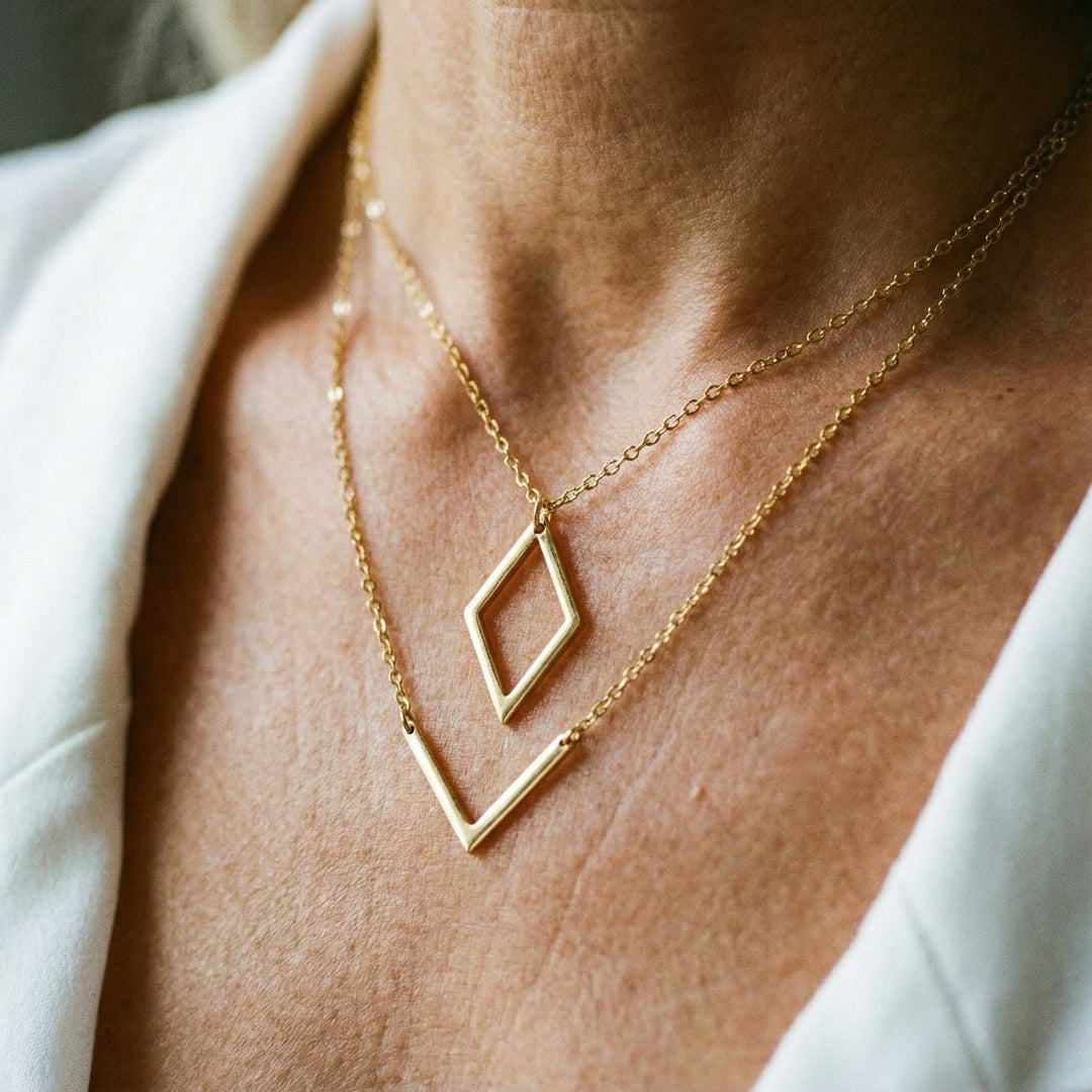 Elegante collar con colgante geométrico en forma de V