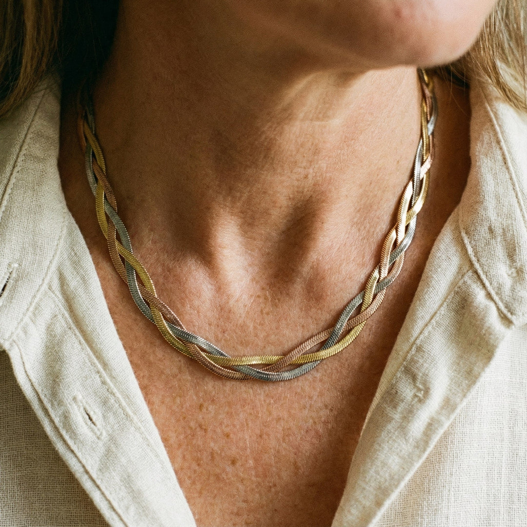 Elegante collar en dorado y plateado