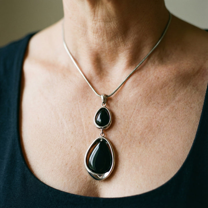 Collar con elegante colgante vintage de piedra negra