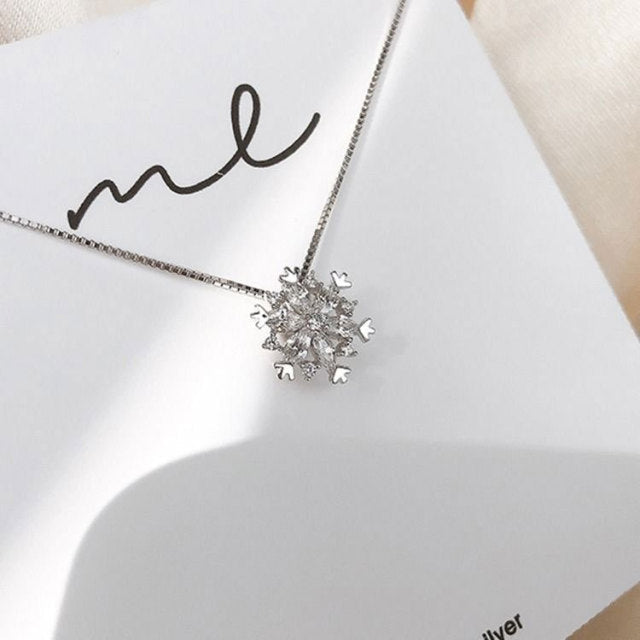 Collar de cristal con copo de nieve brillante en oro y plata