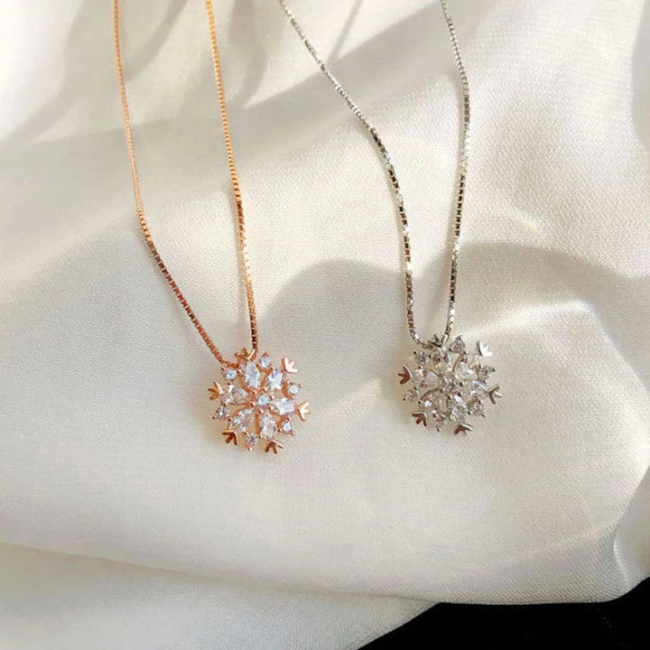 Collar de cristal con copo de nieve brillante en oro y plata