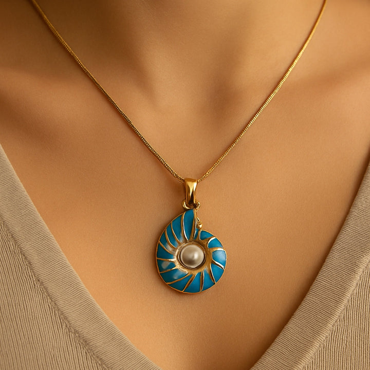 Collar de Concha Azul con Perla