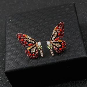 Pendientes de alfiler con forma de mariposa y circonitas de colores