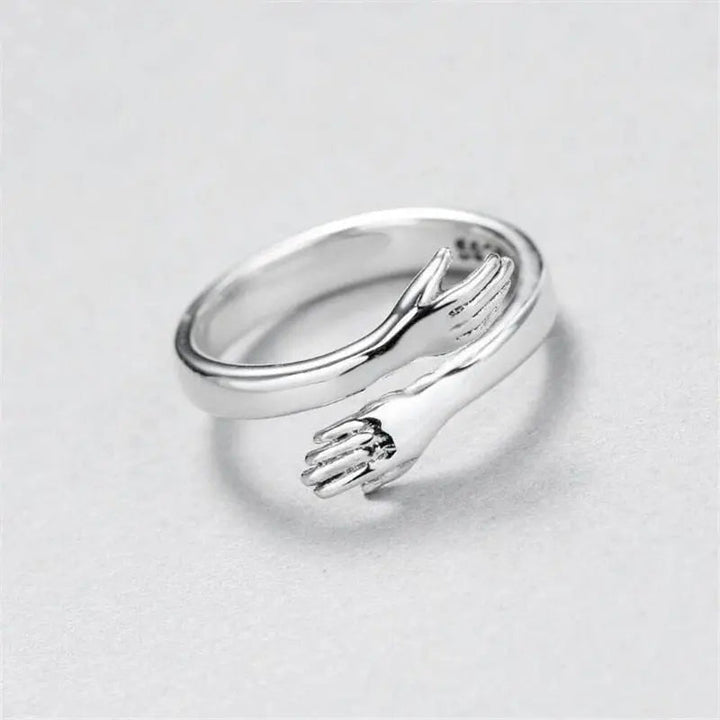 Anillo ajustable tipo abrazo en plata