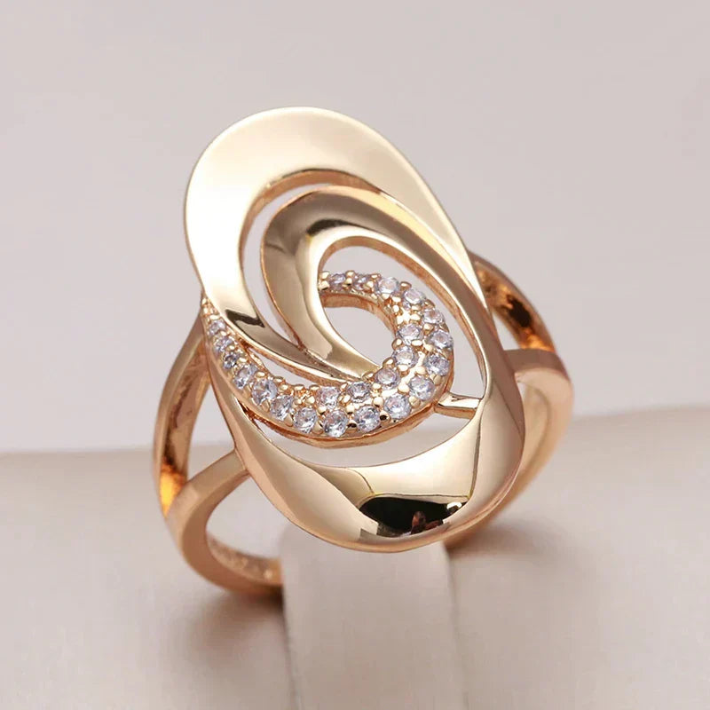 Anillo Elegante Espiral con Circonitas en Oro