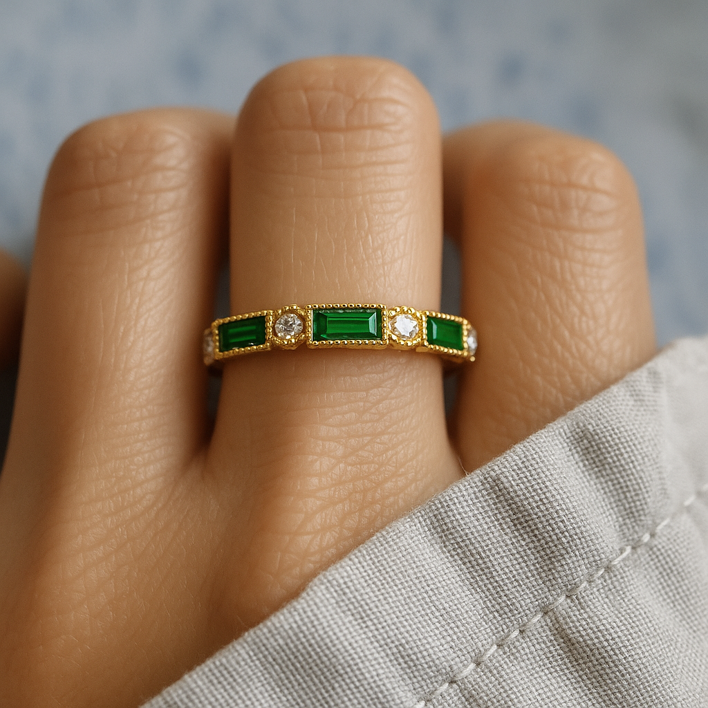 Anillo de Oro con Incrustaciones de Circonita Verde