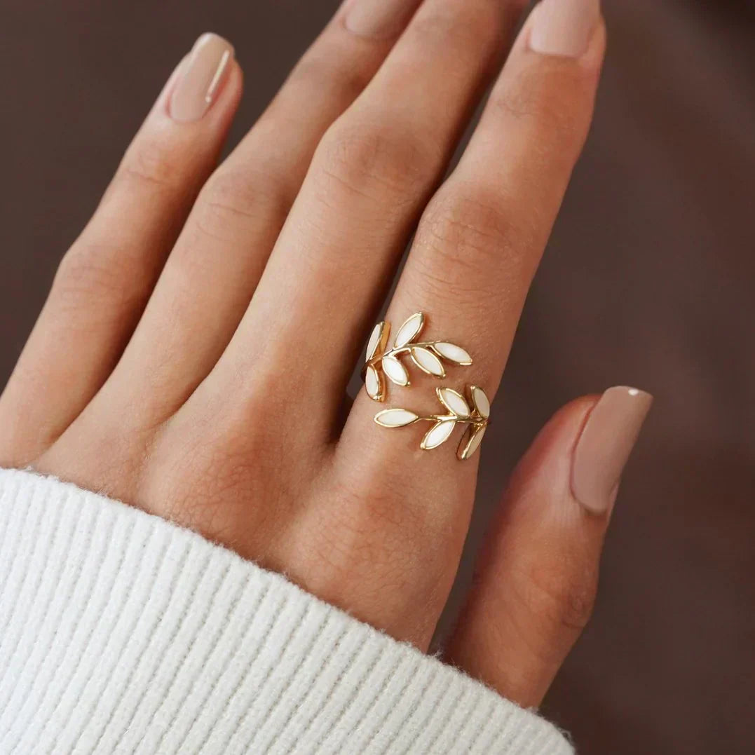 Anillo Ajustable de Hoja con Ópalo Blanco