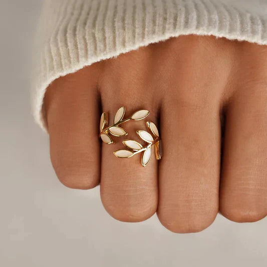 Anillo Ajustable de Hoja con Ópalo Blanco