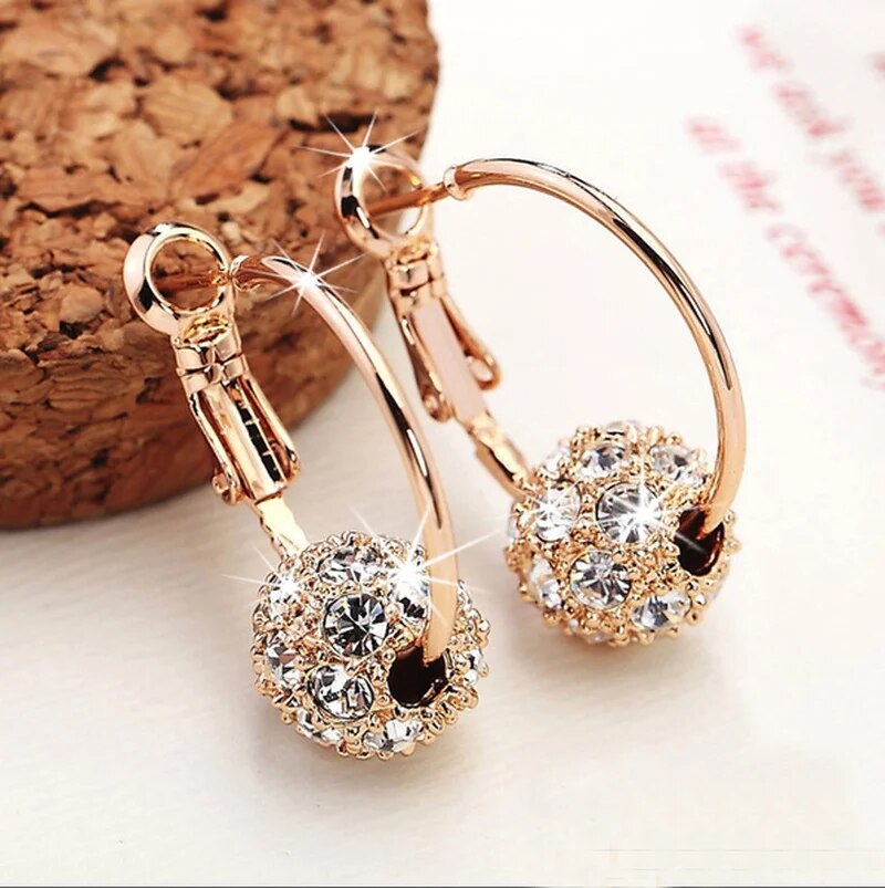 Pendientes Esféricos Brillantes Elegantes en Dorado