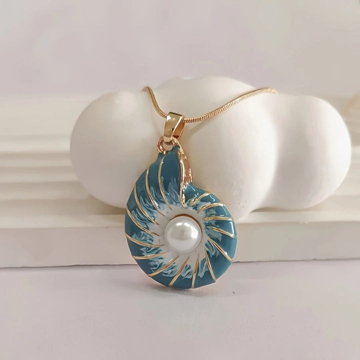 Collar de Concha Azul con Perla