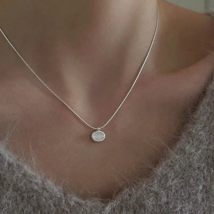 Collar clásico con colgante solitario en plata