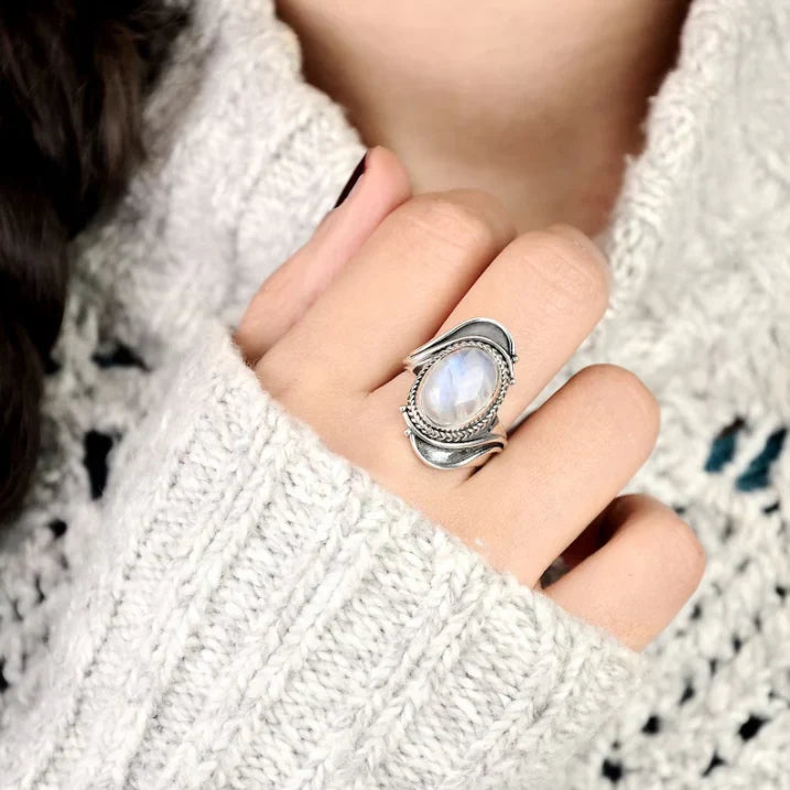 Anillo Elegante con Piedra de Luna