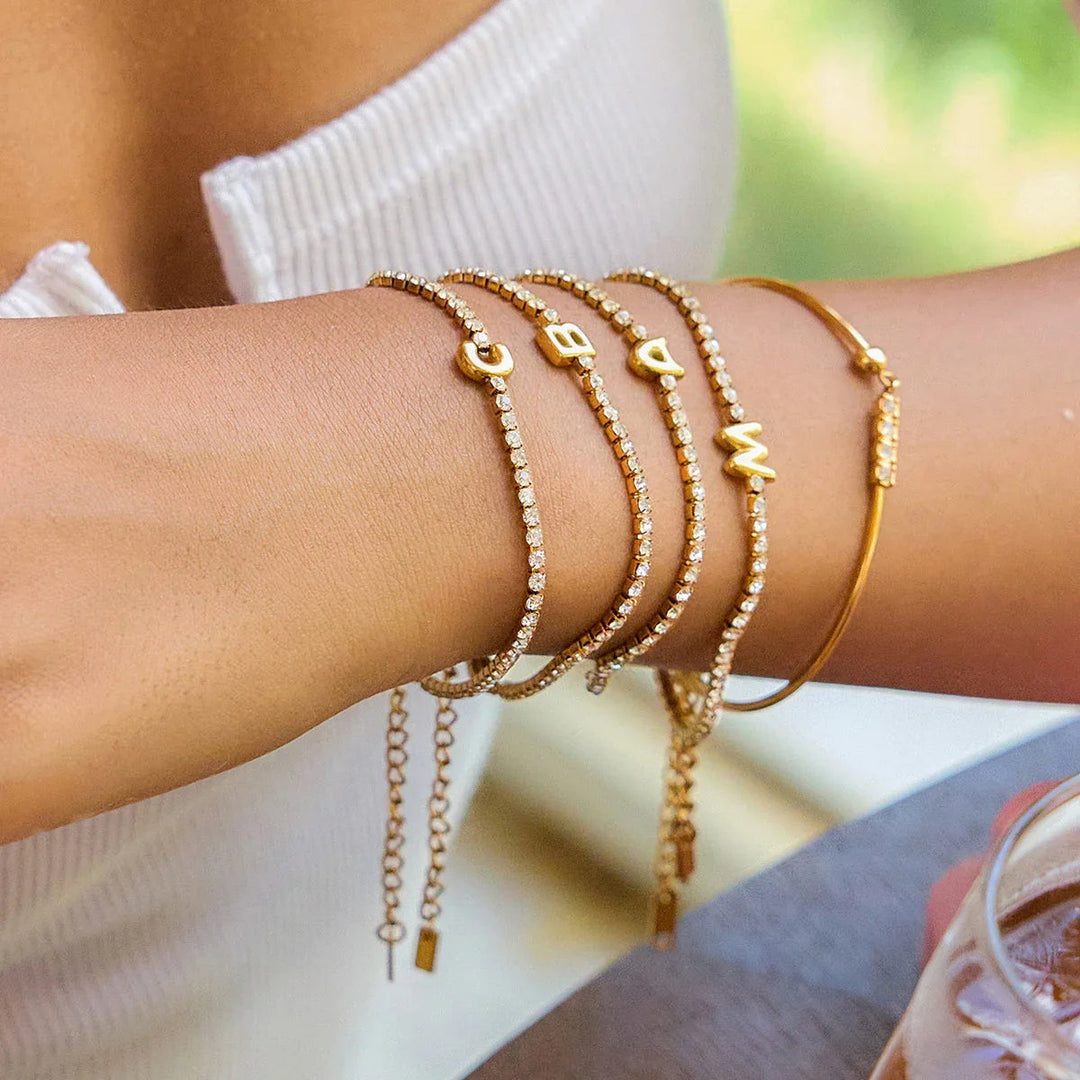 Pulsera Elegante de Oro con Letra en Burbuja