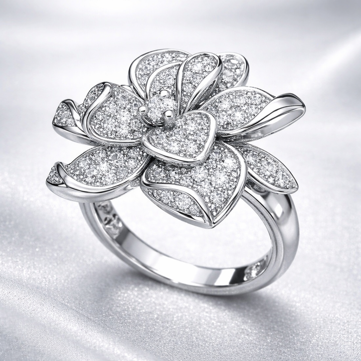Anillo exótico bañado en plata con flores plateadas