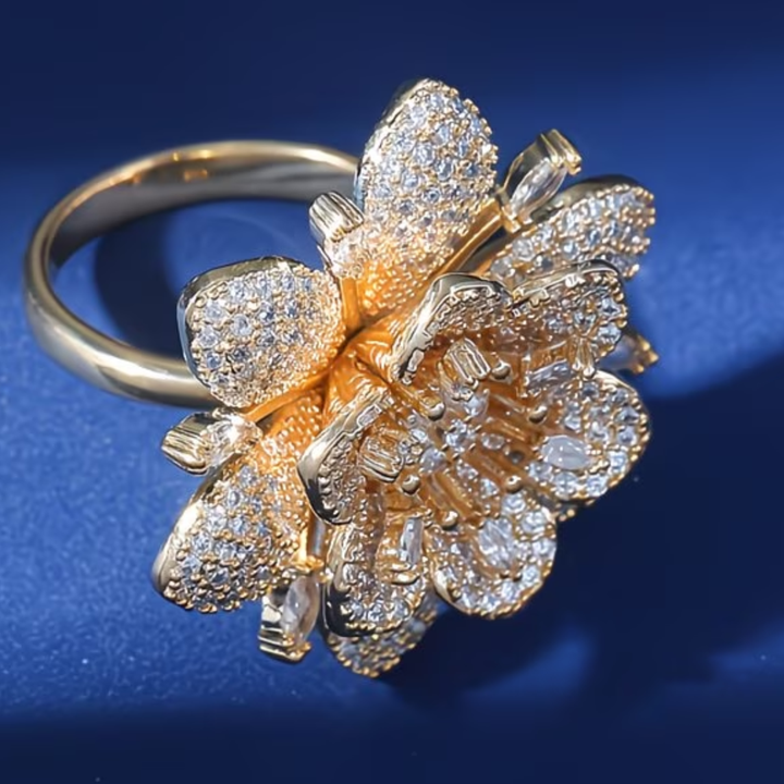 Anillo con flor chapado en oro y circonitas