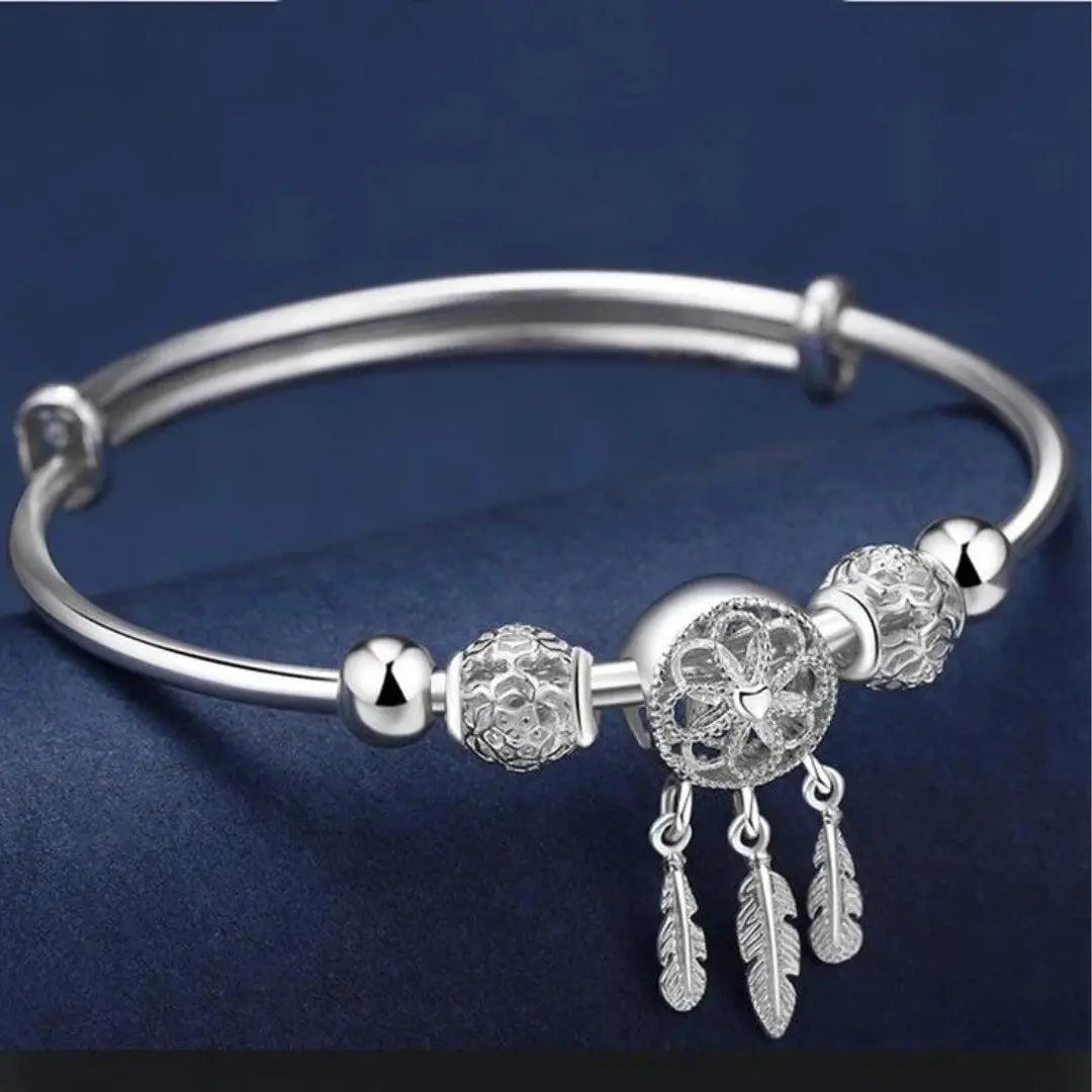 Pulsera ajustable con colgantes de tres hojas en plata