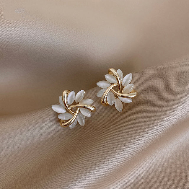 Pendientes de Botón Flor Circular de Ópalo en Oro Elegantes y Exquisitos