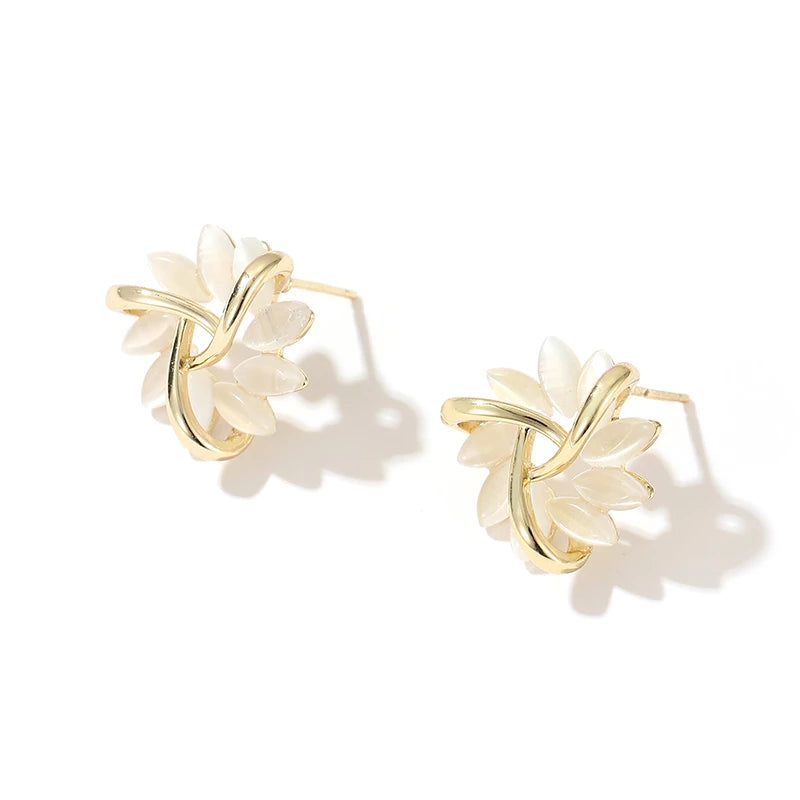 Pendientes de Botón Flor Circular de Ópalo en Oro Elegantes y Exquisitos