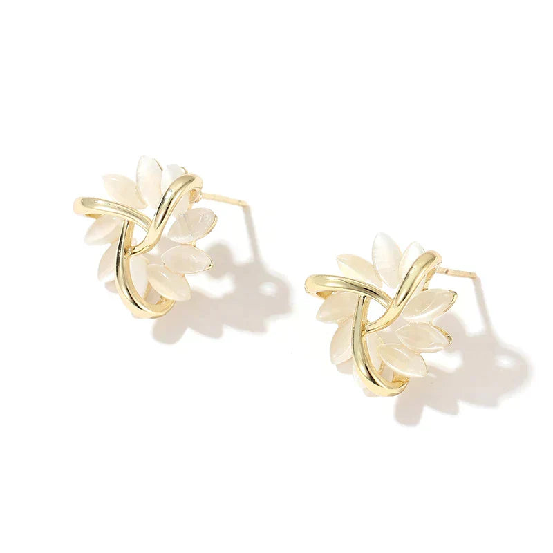 Elegantes y refinados pendientes con pétalos de ópalo en oro