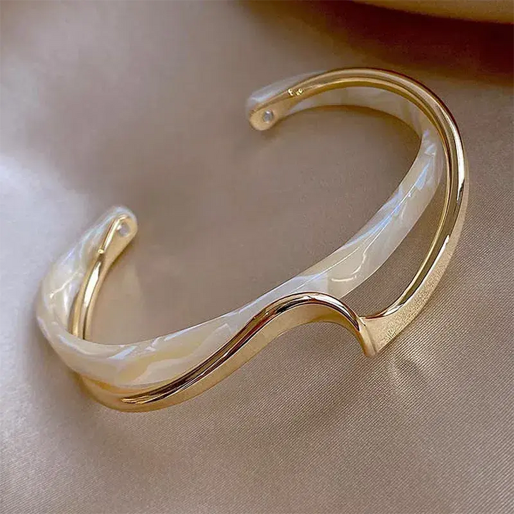 Elegante pulsera abierta en esmalte blanco y oro