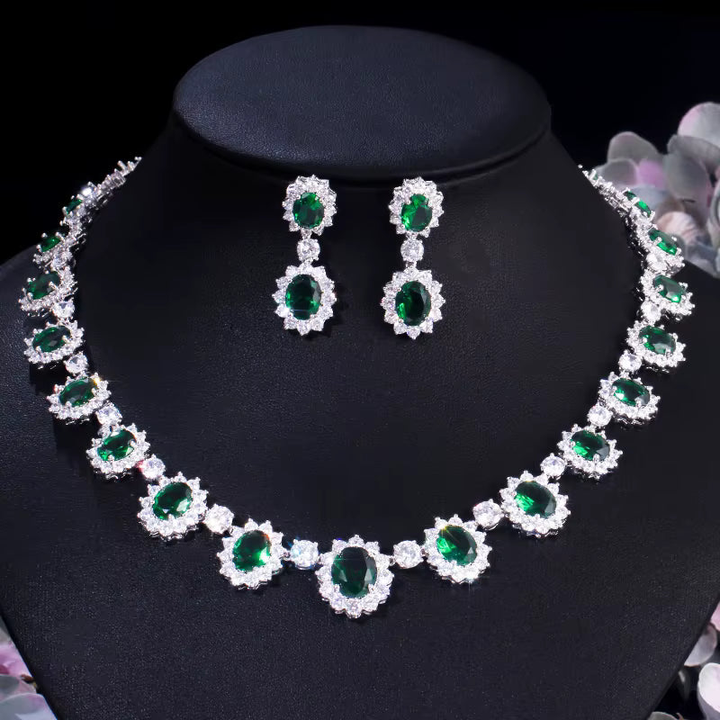 Conjunto Reina de Pendientes y Collar