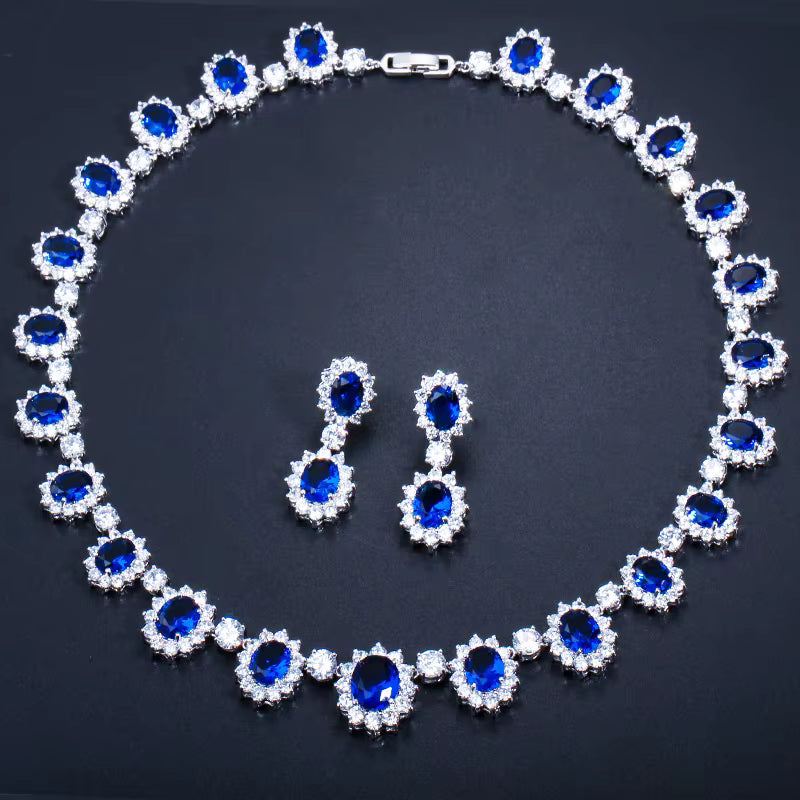 Conjunto Reina de Pendientes y Collar