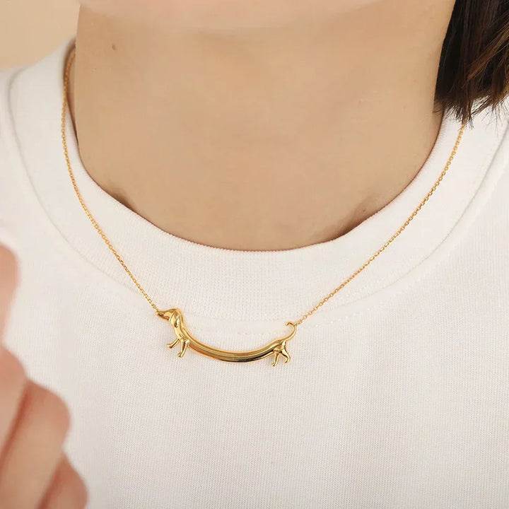 Collar con Perro Salchicha Dorado
