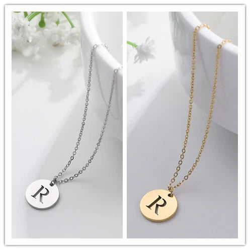 Collar de Oro con Colgante de Letra Elegante