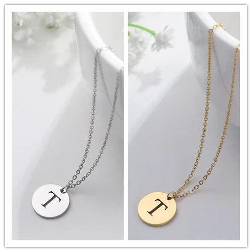 Collar de Oro con Colgante de Letra Elegante